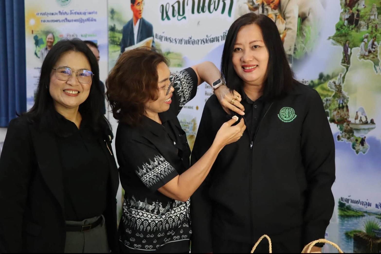 title - นางสาวอมรรัตน์ แขวงโสภา ปฏิรูปที่ดินจังหวัดพระนครศรีอยุธยา เป็นประธานในพิธีปิด โครงการฝึกอบรมเชิงปฏิบัติการ หลักสูตร “รู้ปลูก รู้รักษา รู้คุณค่าของหญ้าแฝก” ระยะที่ 2 ศูนย์ส่งเสริมและพัฒนาอาชีพเสริมนอกภาคการเกษตร (ศูนย์ศิลปาชีพ บางไทรฯ (เดิม))